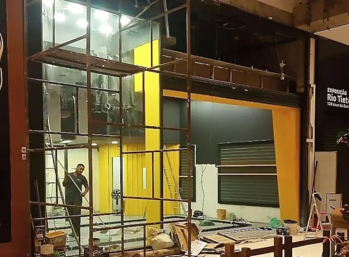 Fachada comercial iluminada